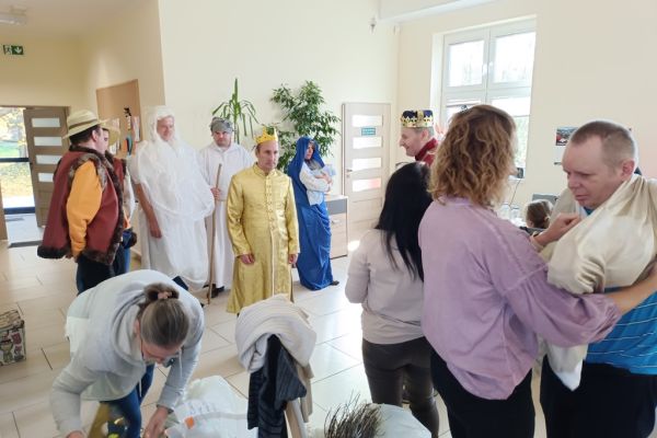 Uczestnicy projektu przebrani w strojach do sztuki.