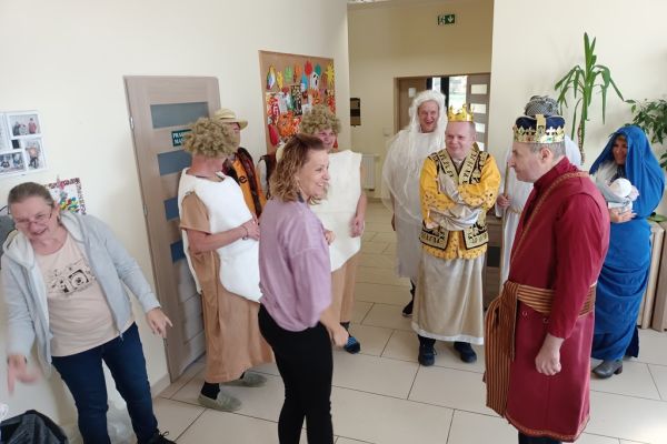 Uczestnicy projektu przebrani w strojach do sztuki.