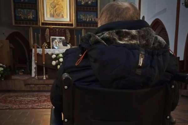 Udział mieszkańca w mszy w kościele.