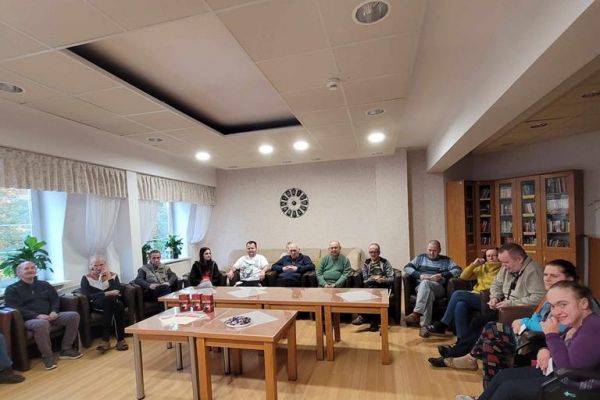 Korzystając z zaproszenia sąsiadów zza przysłowiowej między w dniu dzisiejszym Mieszkańcy naszego Domu wzięli udział w pierwszym z trzech spotkań warsztatów wokalnych pod tajemniczo brzmiącą nazwą „Magiczny Mikrofon”. Organizatorem całego przedsięwzięcia jest DPS Machowino i działające przy nim Stowarzyszenie Razem - Wszystko. Przyszli adepci sztuki estradowej z DPS Machowino, Machowinko, ŚDS Gardna Wielka i naszego Domu pod czujnym okiem Pani instruktor wykonywali dziś ćwiczenia oddechowe i ćwiczyli dykcję. Naprawdę można było się przekonać, że śpiewanie to wcale nie jest (jakby mogło się niektórym wydawać) taka prosta sprawa..