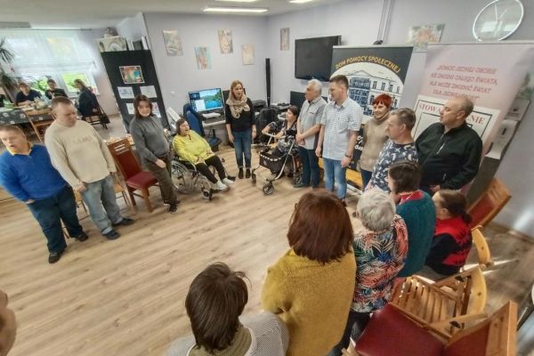 Uczestnicy warsztatów  wykonują ćwiczenia twarzy i dykcji.