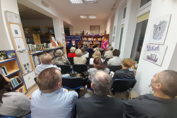 Uczestnicy spotkania z pisarką , zdjęcie siedzących uczestników widok z tyłu.