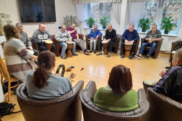 Mieszkańcy graja na instrumentach.