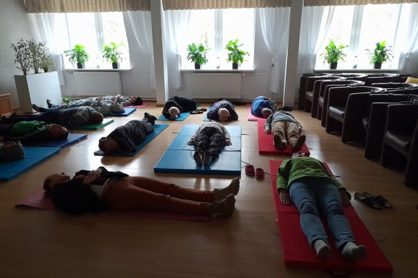 Mieszkańcy relaksuja się na matach.