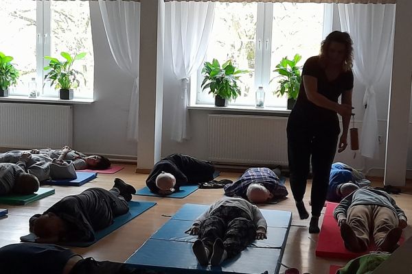 Mieszkańcy relaksuja się na matach.