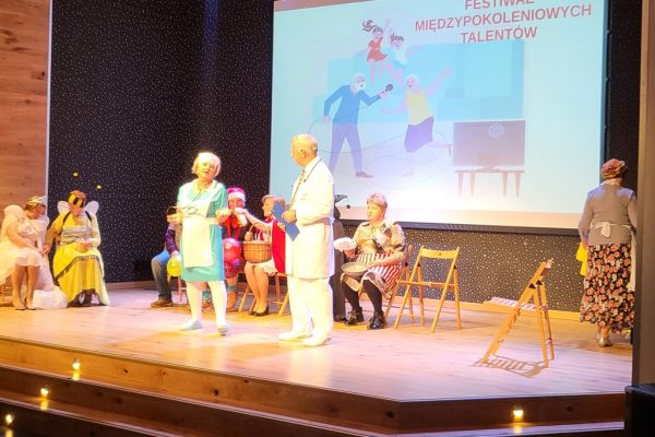 Seniorzy na scenie.