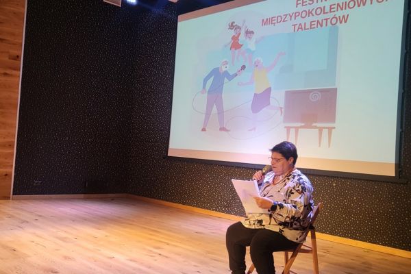 Mieszkanka śpiewa.