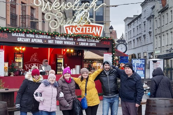Mieszkańcy w mieście Bydgoszcz, grupowe zdjęcie pod napisem wesołych świąt.