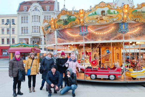Mieszkańcy w mieście Bydgoszcz, grupowe zdjęcie na jarmarku bożonarodzeniowym.
