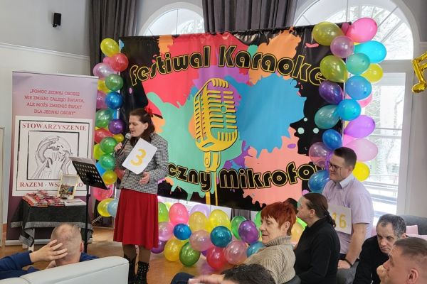 Mieszkanka śpiewa na finale karaoke.