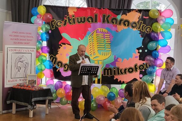 Mieszkaniec śpiewa na finale karaoke.
