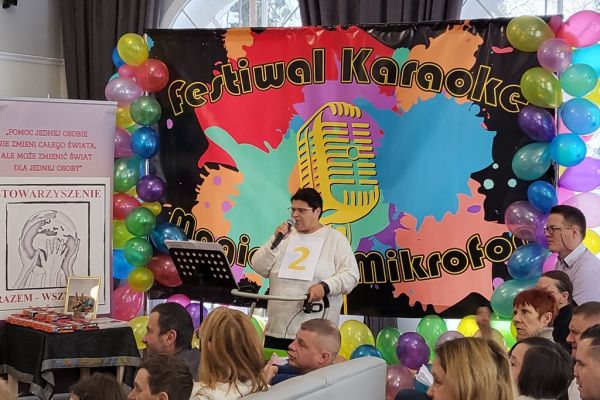 Mieszkanka śpiewa na finale karaoke.