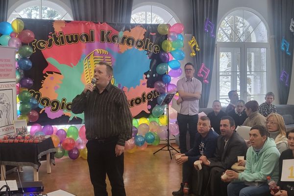 Mieszkaniec śpiewa na finale karaoke.