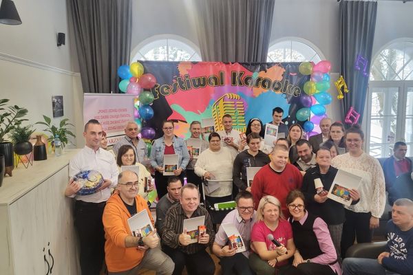 Zdjęcie grupowe uczestników finału karaoke.