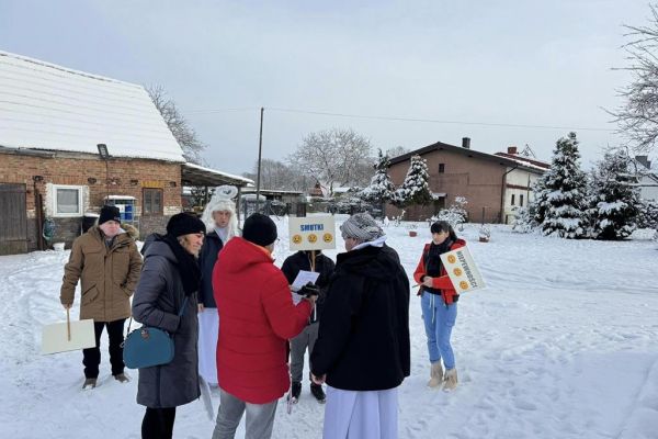 Uczestnicy projektu nagrywaja scenki na dworze w strojach do sztuki.