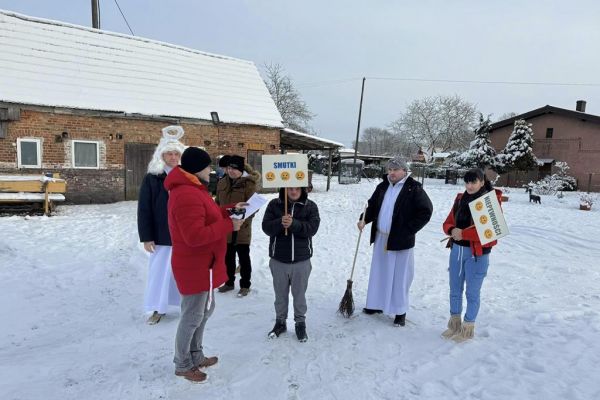 Uczestnicy projektu nagrywaja scenki na dworze w strojach do sztuki.