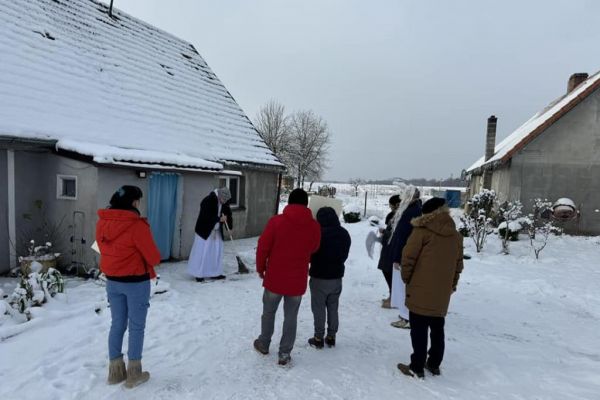 Uczestnicy projektu nagrywaja scenki na dworze w strojach do sztuki.