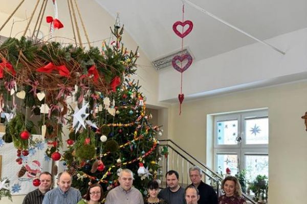 Zbiorowe zdjęcie uczestników projektu pod ustrojoną choinką.