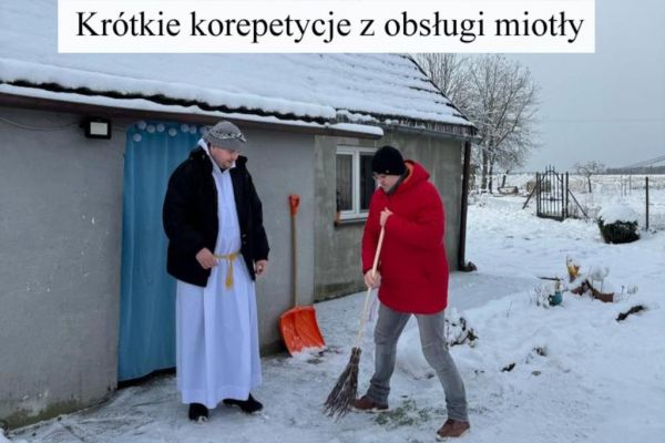 Uczestnicy projektu nagrywaja scenki na dworze w strojach do sztuki.