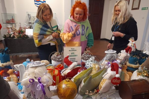 Prace mieszkańców wykonane na terapii zajęciowej na wystawie w Starostwie Powiatowym w Słupsku.
