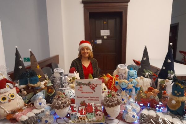 Prace mieszkańców wykonane na terapii zajęciowej na wystawie w Starostwie Powiatowym w Słupsku.