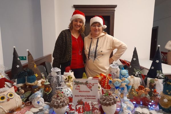 Prace mieszkańców wykonane na terapii zajęciowej na wystawie w Starostwie Powiatowym w Słupsku.
