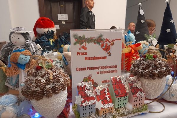 Prace mieszkańców wykonane na terapii zajęciowej na wystawie w Starostwie Powiatowym w Słupsku.