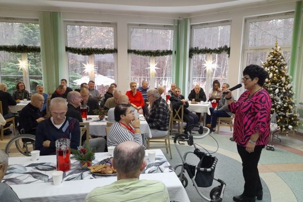 Pani Dyrektor przemawia do Mieszkańców na stołówce.