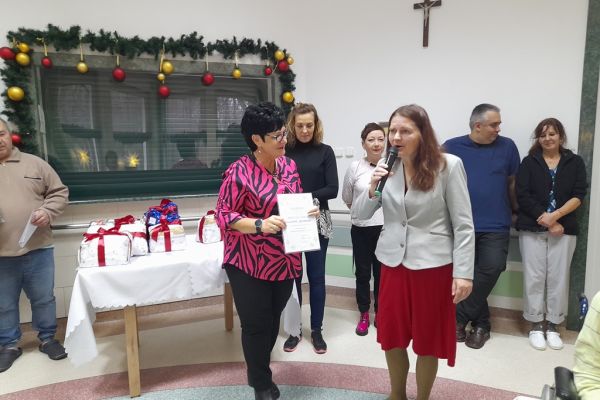 Pani Dyrektor wręcza nagrody.