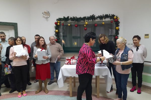 Pani Dyrektor wręcza nagrody.