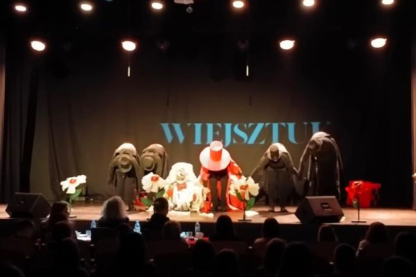 Mieszkańcy kłaniaja się na scenie po występie.
