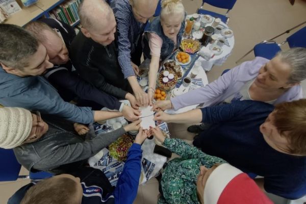 Mieszkańcy w bibliotece w Objeździe dziela sie opłatkiem.