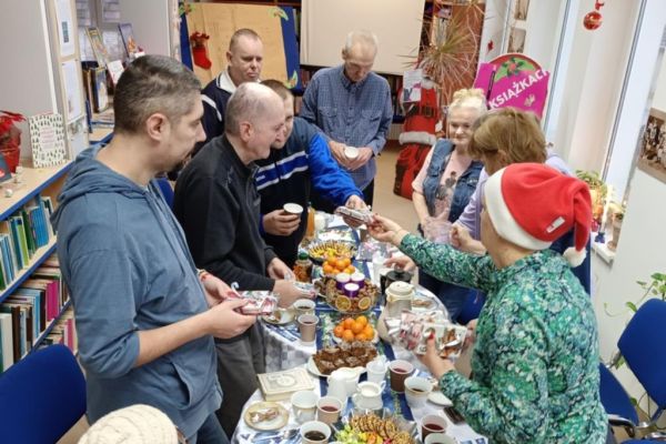 Mieszkańcy w bibliotece w Objeździe dziela sie opłatkiem.