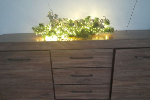 Boźonarodzeniowy wystój Domu - stroik na komodzie..