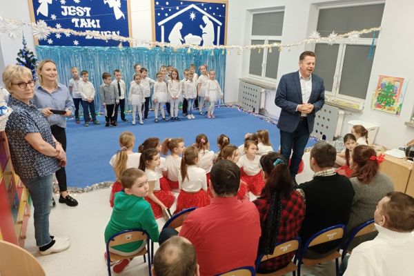 Mieszkańcy oglądaja występ dzieci.