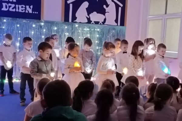 Mieszkańcy oglądaja występ dzieci.