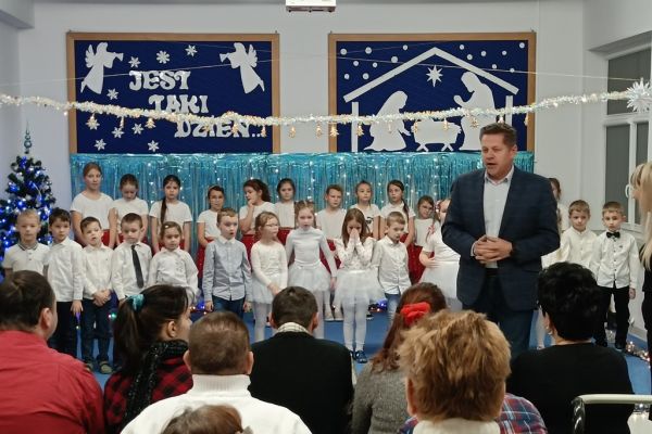 Mieszkańcy oglądaja występ dzieci.
