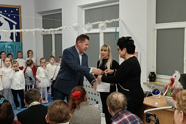 Pani Dyrektor dziękuje Panu Dyrektorowi podczas uroczystości.