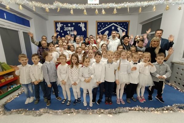 Zbiorowe zdjęcie dzieci z mieszkańcami.