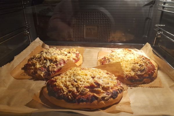 Pizza w piekarniku.
