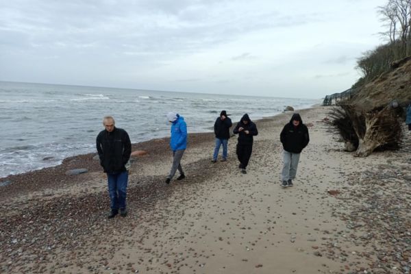 Spacer nad morzem pięciu mieszkańców.