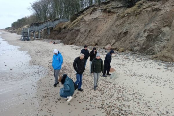 Spacer nad morzem szaściu mieszkańców.