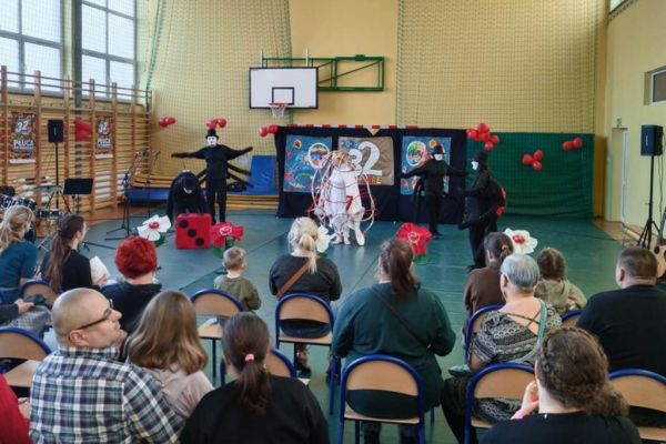 Mieszkańcy występują w sztuce teatralnej podczas WOŚP w Smołdzinie.