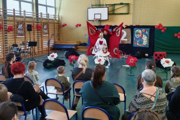 Mieszkańcy występują w sztuce teatralnej podczas WOŚP w Smołdzinie.