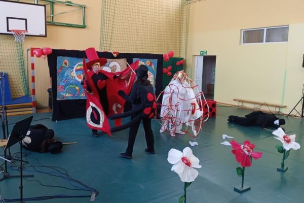 Mieszkańcy występują w sztuce teatralnej podczas WOŚP w Smołdzinie.