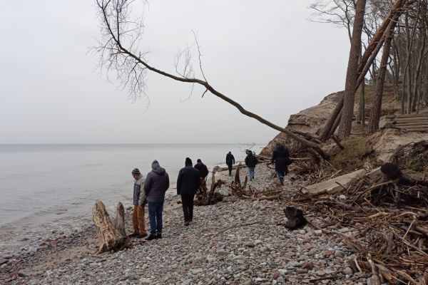 Mieszkańcy spacerują nad morzem.