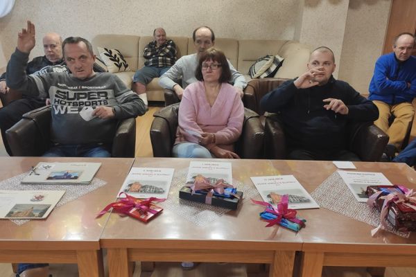 Finaliści siedzą w fotelach i odpowiadaja na pytania.
