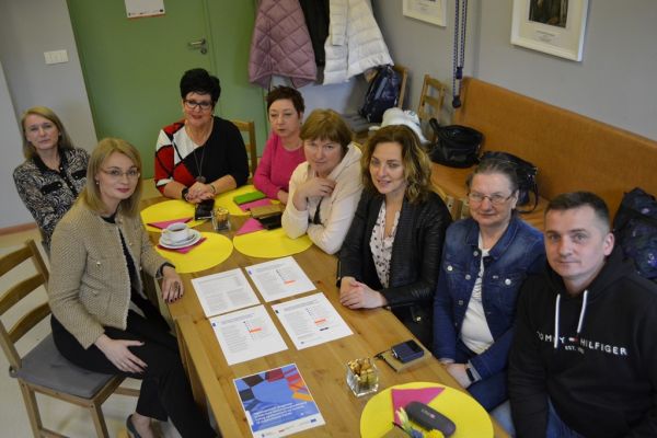 Pracownicy siedza na szkoleniu.