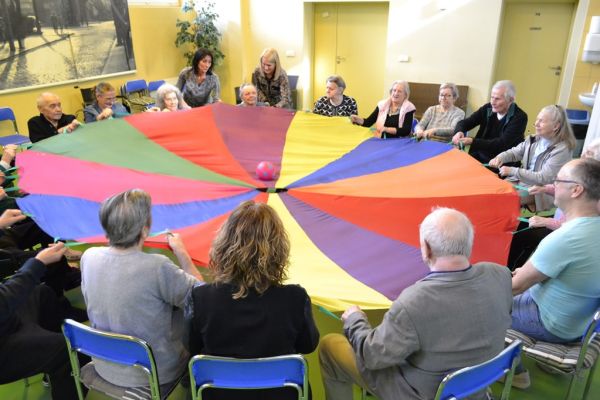 Pracownicy podczas zajęć z chustą z mieszkańcami z DPS w Sopocie.
