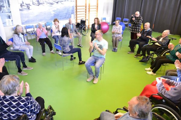 Pracownicy podczas zajęć muzycznych z mieszkańcami z DPS w Sopocie.